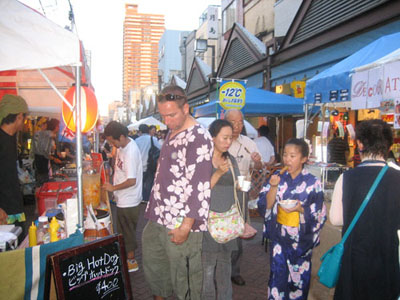 月島の商店街は縁日やってました（写っているのは知らない人々）