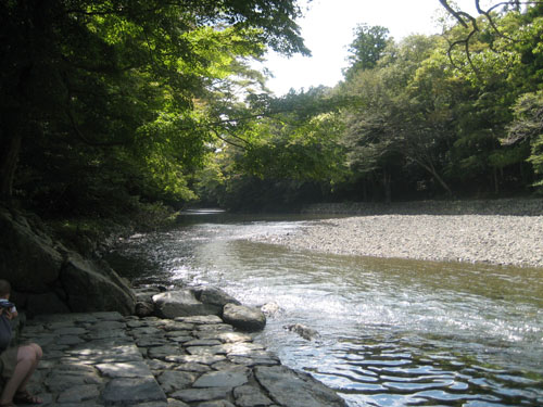 まだ暑さの残る日でしたが、光輝く五十鈴川の水はとても冷たかったです